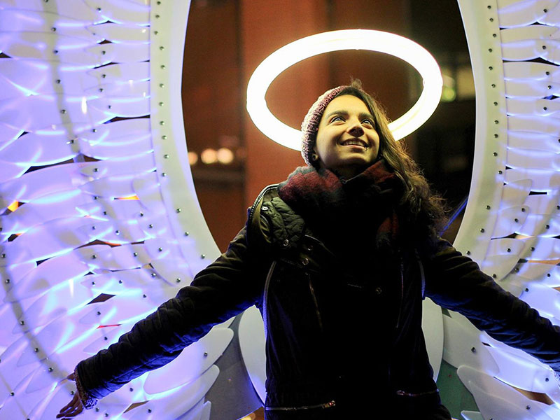 WAVE event: A girl under a luminated halo